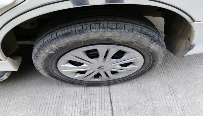 2013 Toyota Innova 2.5 G 7 STR, Diesel, Manual, 2,11,144 km, tyre