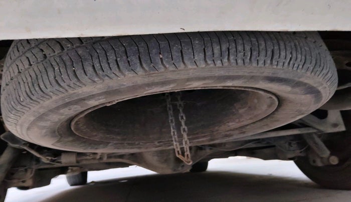 2013 Toyota Innova 2.5 G 7 STR, Diesel, Manual, 2,11,144 km, tyre