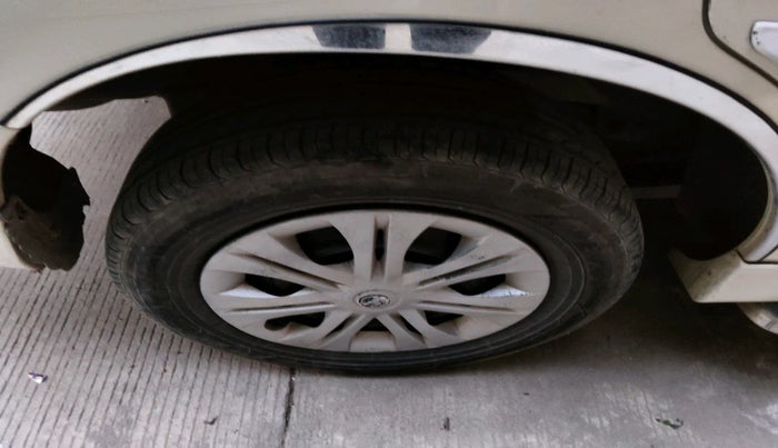 2013 Toyota Innova 2.5 G 7 STR, Diesel, Manual, 2,11,144 km, tyre