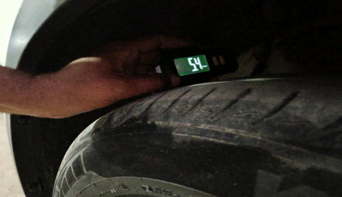 2021 Mahindra XUV300 W6 1.5 Sunroof Diesel, Diesel, Manual, 1,12,452 km, tyre