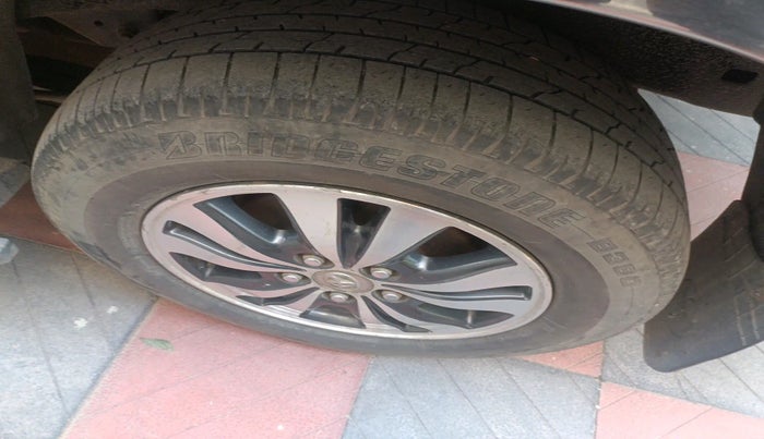 2015 Toyota Innova 2.5 VX 7 STR, Diesel, Manual, 2,50,666 km, tyre