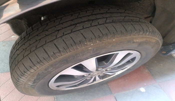 2015 Toyota Innova 2.5 VX 7 STR, Diesel, Manual, 2,50,666 km, tyre