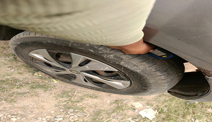 2016 Maruti Swift VDI, Diesel, Manual, 2,39,312 km, tyre