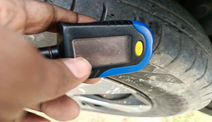 2016 Maruti Swift VDI, Diesel, Manual, 2,39,312 km, tyre