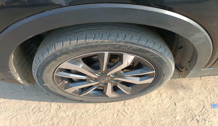 2021 Mahindra XUV300 W8 (O) 1.5 DIESEL, Diesel, Manual, 1,20,352 km, tyre