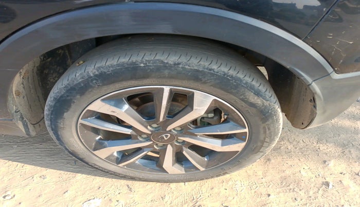 2021 Mahindra XUV300 W8 (O) 1.5 DIESEL, Diesel, Manual, 1,20,352 km, tyre