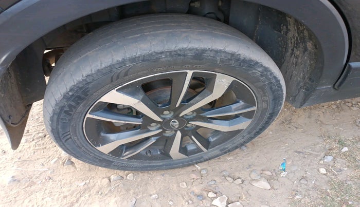 2021 Mahindra XUV300 W8 (O) 1.5 DIESEL, Diesel, Manual, 1,20,352 km, tyre