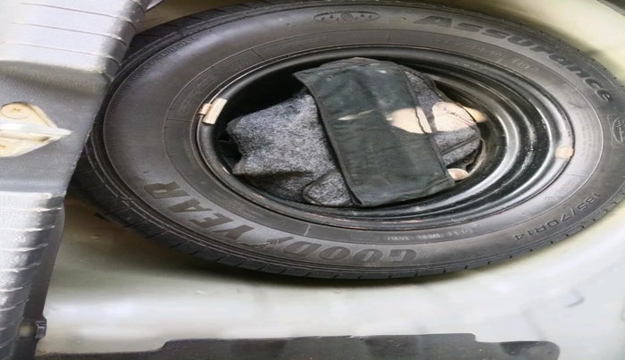 2015 Maruti Swift Dzire VXI, Petrol, Manual, 90,163 km, tyre