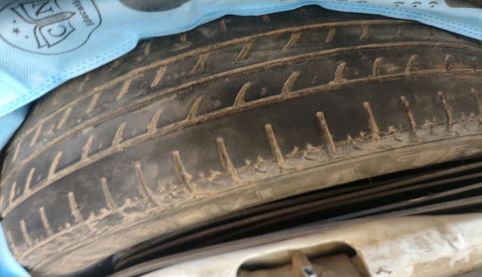 2018 Hyundai Eon ERA +, Petrol, Manual, 1,69,148 km, tyre