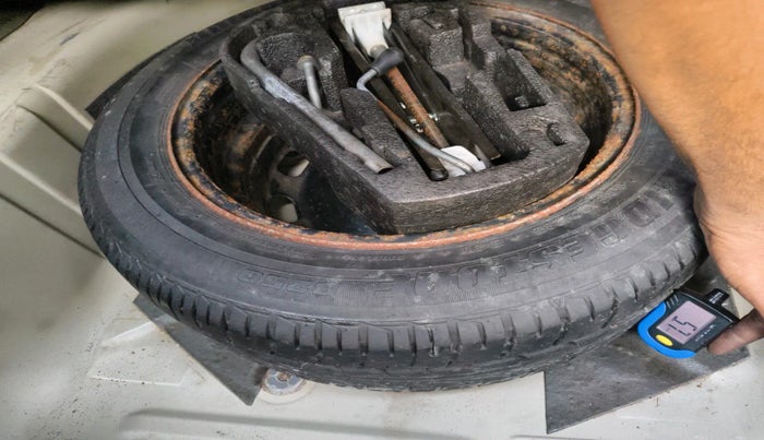 2010 Volkswagen Vento HIGHLINE 1.6 MPI, Petrol, Manual, 1,06,277 km, tyre