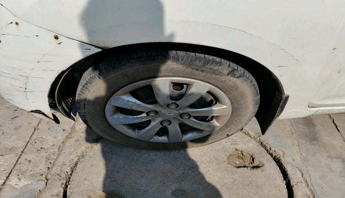 2013 Hyundai Eon MAGNA +, Petrol, Manual, 1,22,768 km, tyre