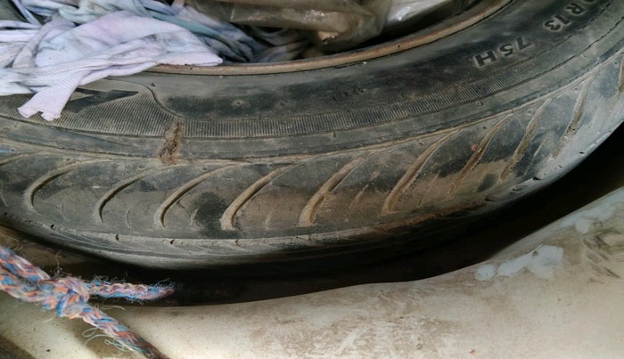 2013 Hyundai Eon MAGNA +, Petrol, Manual, 1,22,768 km, tyre