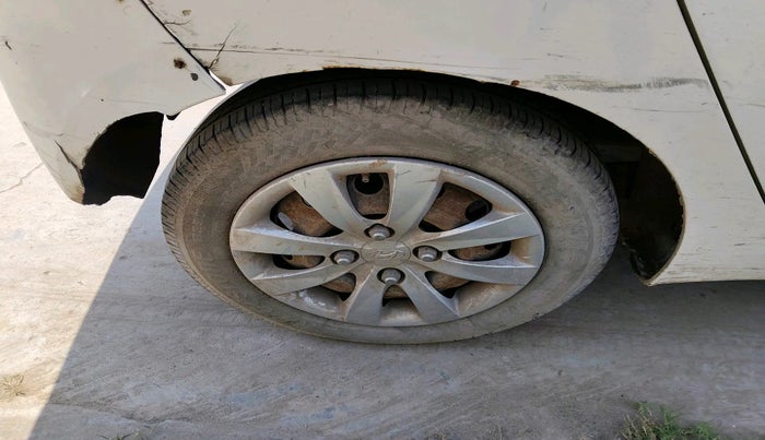 2013 Hyundai Eon MAGNA +, Petrol, Manual, 1,22,768 km, tyre