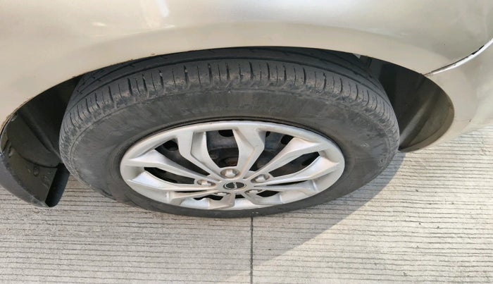 2011 Maruti SX4 VXI CNG, CNG, Manual, 1,12,000 km, tyre