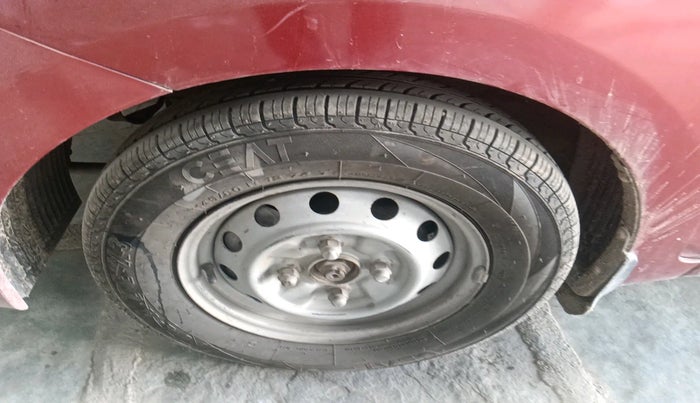 2013 Hyundai Eon ERA + LPG, Petrol, Manual, 1,94,985 km, tyre