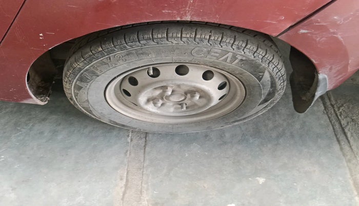 2013 Hyundai Eon ERA + LPG, Petrol, Manual, 1,94,985 km, tyre