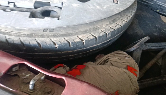 2013 Hyundai Eon ERA + LPG, Petrol, Manual, 1,94,985 km, tyre