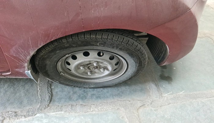 2013 Hyundai Eon ERA + LPG, Petrol, Manual, 1,94,985 km, tyre