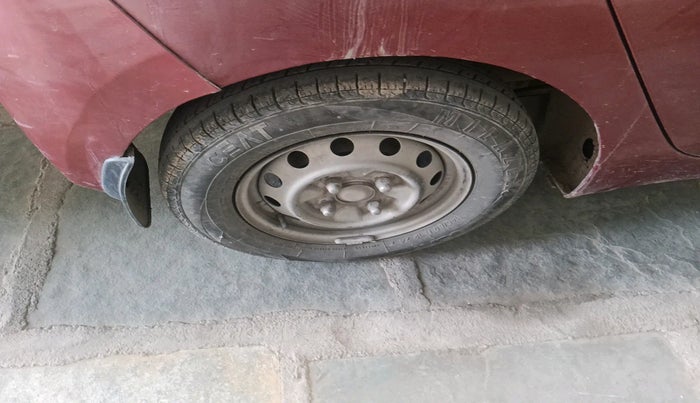 2013 Hyundai Eon ERA + LPG, Petrol, Manual, 1,94,985 km, tyre