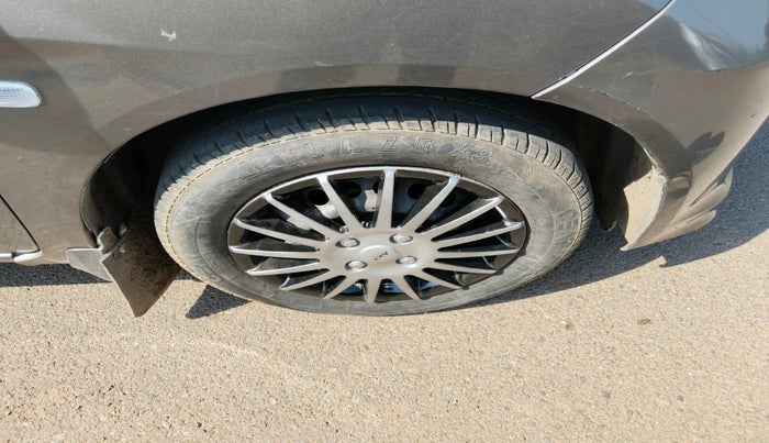 2015 Honda Amaze 1.2L I-VTEC S, Petrol, Manual, 1,36,757 km, tyre