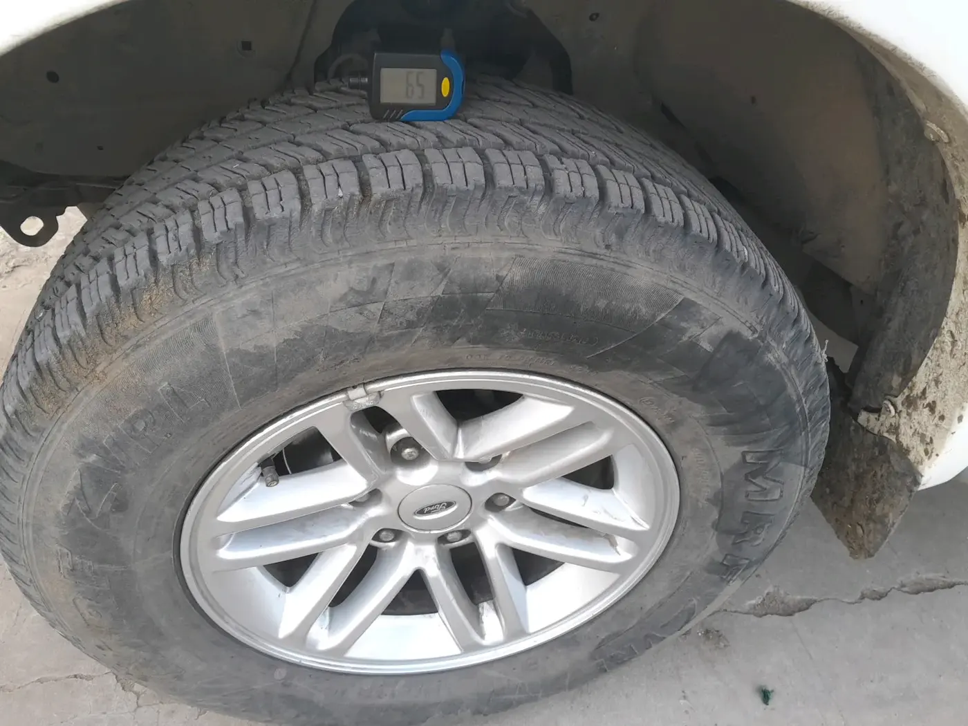 2010 Ford Endeavour 3.0L 4X4 AT, Diesel, Automatic, 1,41,511 km, tyre