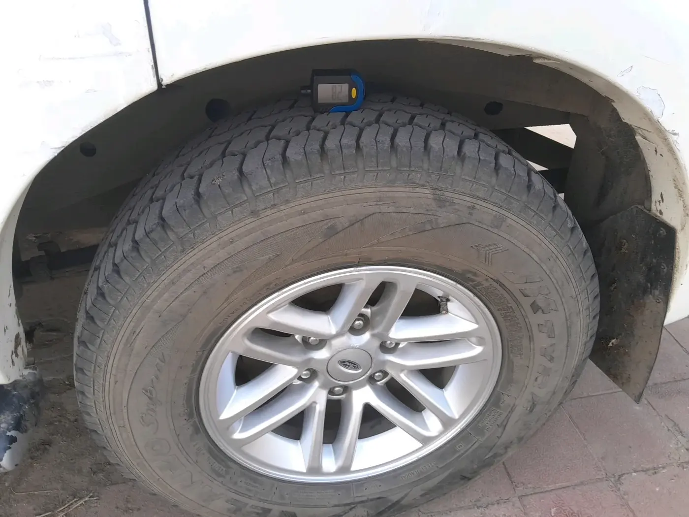 2010 Ford Endeavour 3.0L 4X4 AT, Diesel, Automatic, 1,41,511 km, tyre