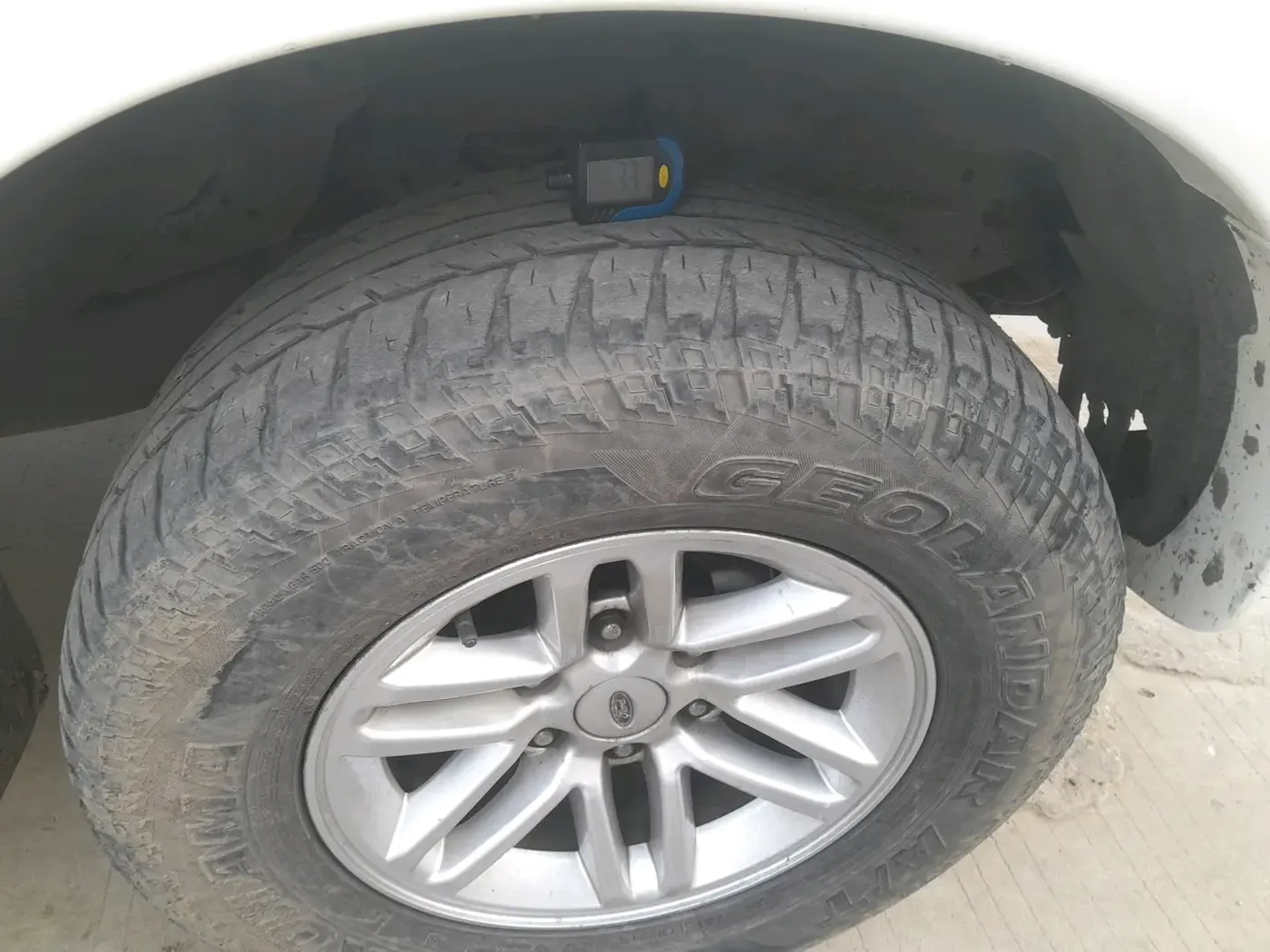 2010 Ford Endeavour 3.0L 4X4 AT, Diesel, Automatic, 1,41,511 km, tyre