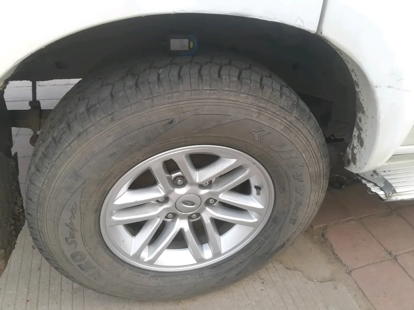 2010 Ford Endeavour 3.0L 4X4 AT, Diesel, Automatic, 1,41,511 km, tyre
