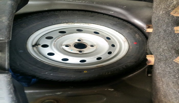 2017 Maruti Swift LXI (O), Petrol, Manual, 1,21,459 km, tyre