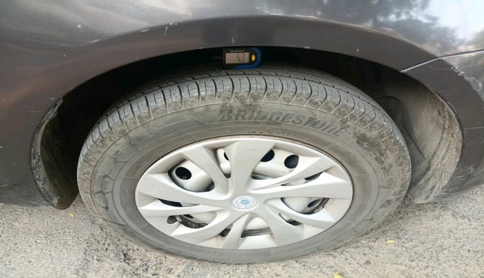 2017 Maruti Swift LXI (O), Petrol, Manual, 1,21,459 km, tyre