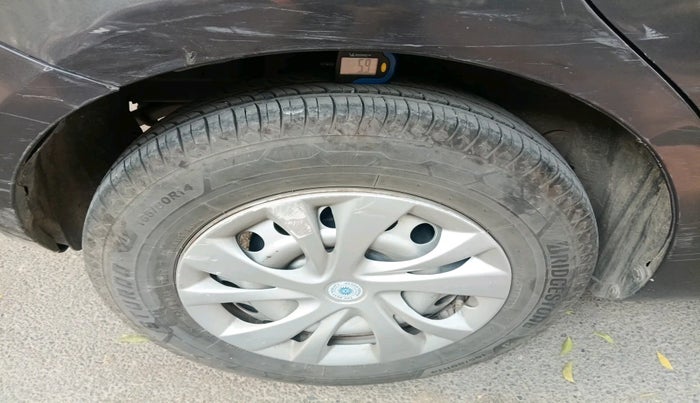 2017 Maruti Swift LXI (O), Petrol, Manual, 1,21,459 km, tyre