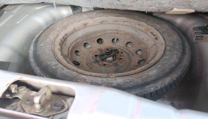 2011 Hyundai Eon ERA +, Petrol, Manual, 47,346 km, tyre