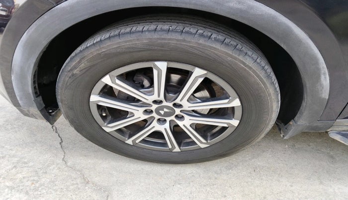 2022 Mahindra XUV700 AX7 Luxury Pack Diesel MT 7 STR, Diesel, Manual, 80,770 km, tyre