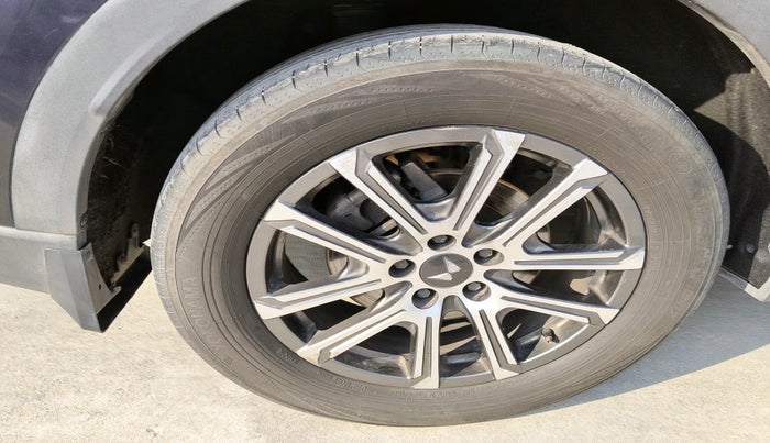 2022 Mahindra XUV700 AX7 Luxury Pack Diesel MT 7 STR, Diesel, Manual, 80,770 km, tyre