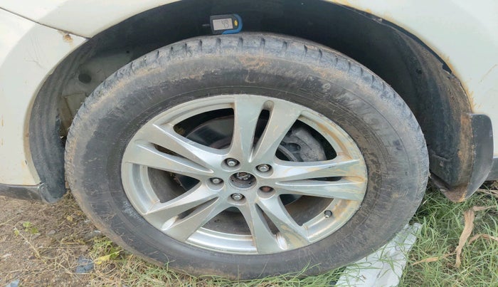 2011 Hyundai Santa Fe 2 WD, Diesel, Manual, 1,36,132 km, tyre