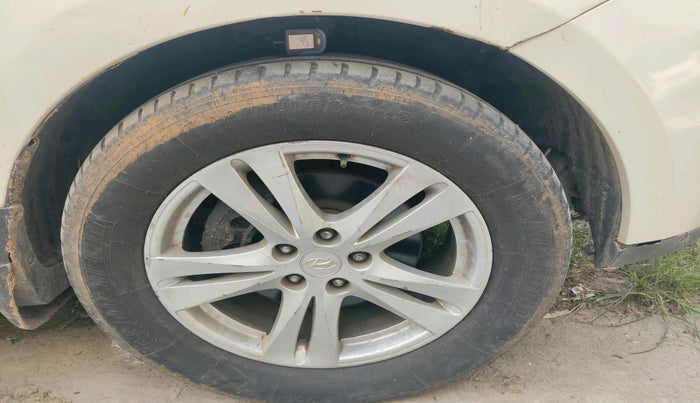 2011 Hyundai Santa Fe 2 WD, Diesel, Manual, 1,36,132 km, tyre