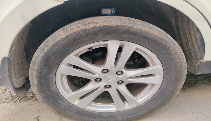 2011 Hyundai Santa Fe 2 WD, Diesel, Manual, 1,36,132 km, tyre