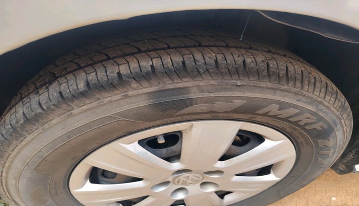 2010 Volkswagen Vento TRENDLINE DIESEL 1.6, Diesel, Manual, 1,00,708 km, tyre