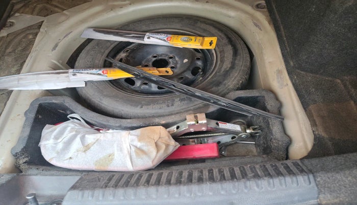 2010 Volkswagen Vento TRENDLINE DIESEL 1.6, Diesel, Manual, 1,00,708 km, tyre