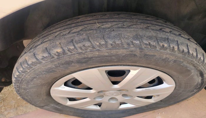 2010 Volkswagen Vento TRENDLINE DIESEL 1.6, Diesel, Manual, 1,00,708 km, tyre