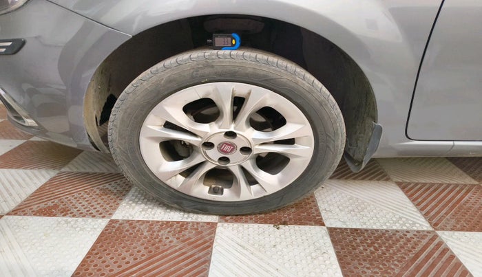 2016 Fiat Punto EVO MULTIJET 1.3 90 HP, Diesel, Manual, 1,10,884 km, tyre