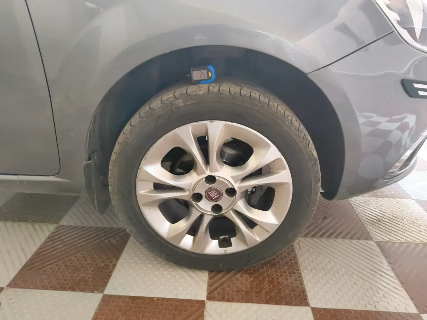 2016 Fiat Punto EVO MULTIJET 1.3 90 HP, Diesel, Manual, 1,10,884 km, tyre