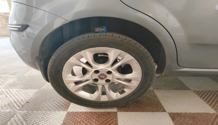 2016 Fiat Punto EVO MULTIJET 1.3 90 HP, Diesel, Manual, 1,10,884 km, tyre