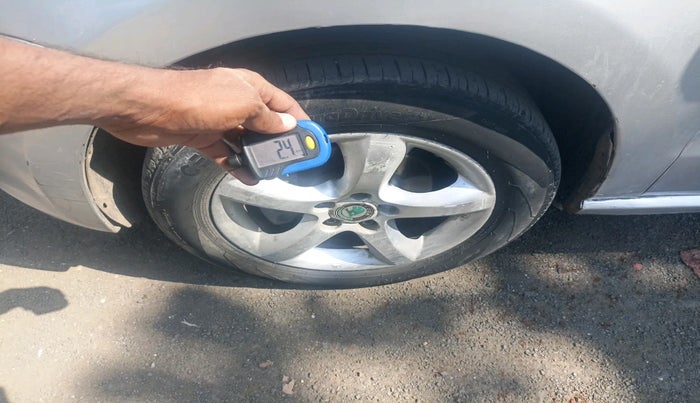 2012 Volkswagen Polo COMFORTLINE 1.2L, Diesel, Manual, 1,43,664 km, tyre