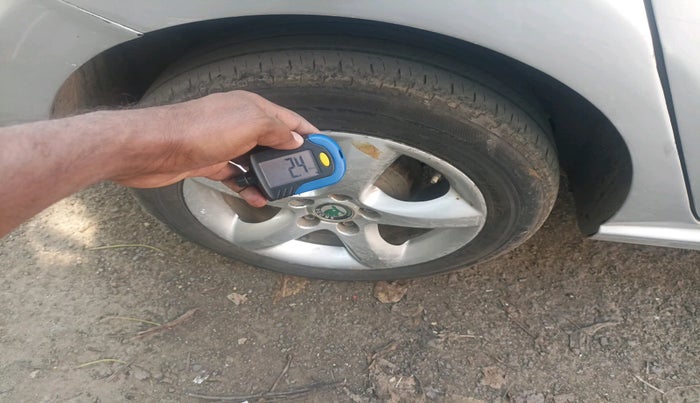 2012 Volkswagen Polo COMFORTLINE 1.2L, Diesel, Manual, 1,43,664 km, tyre