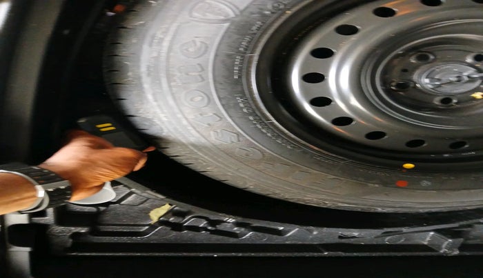 2017 Jeep Compass LIMITED 1.4 PETROL AT, Petrol, Automatic, 1,41,610 km, tyre