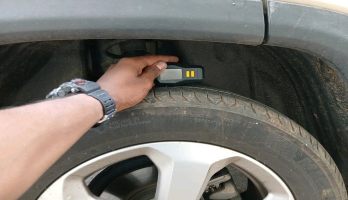 2017 Jeep Compass LIMITED 1.4 PETROL AT, Petrol, Automatic, 1,41,610 km, tyre