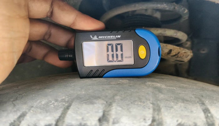 2010 Volkswagen Polo HIGHLINE1.2L, Petrol, Manual, 1,68,689 km, tyre