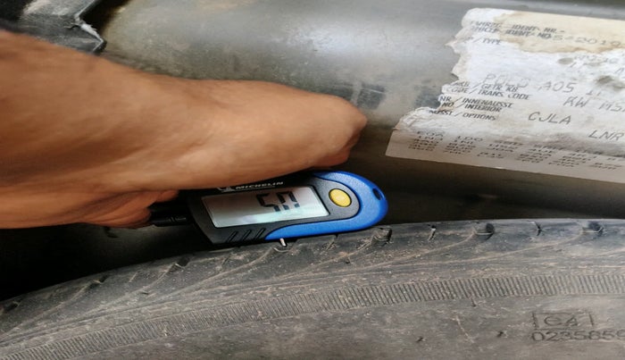 2010 Volkswagen Polo HIGHLINE1.2L, Petrol, Manual, 1,68,689 km, tyre