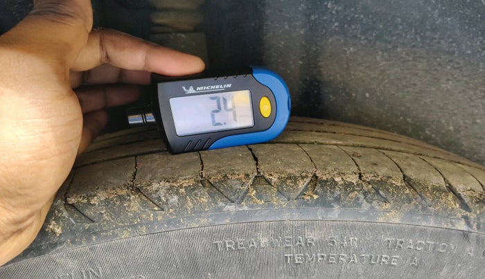 2010 Volkswagen Polo HIGHLINE1.2L, Petrol, Manual, 1,68,689 km, tyre